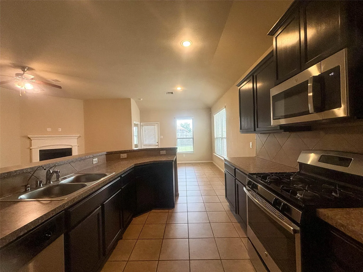 3 bed, 2.0 bath, 1606 sqft, $2,090 — Photo 4