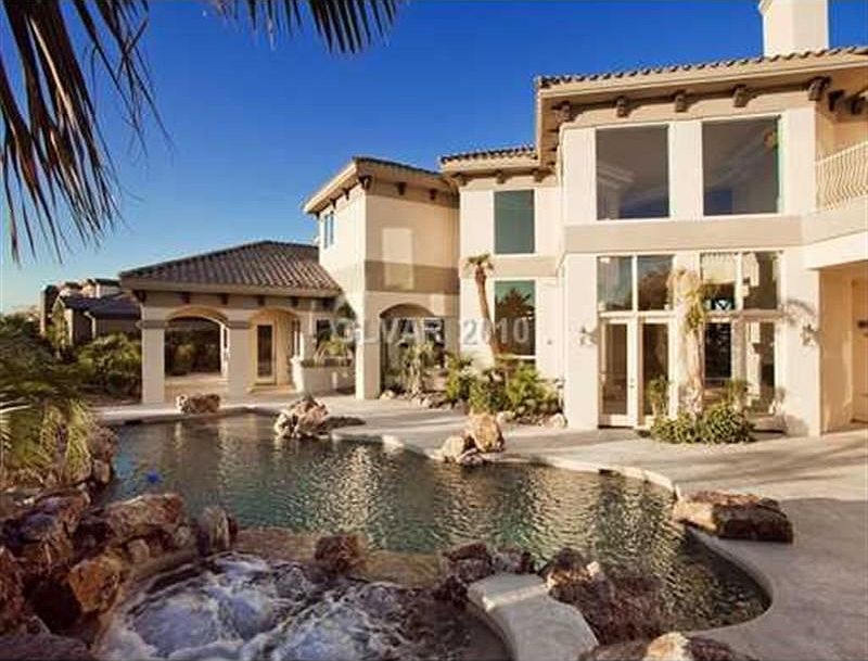 Gorgeous Custom Rock Pool&Spa with Multiple Waterfalls