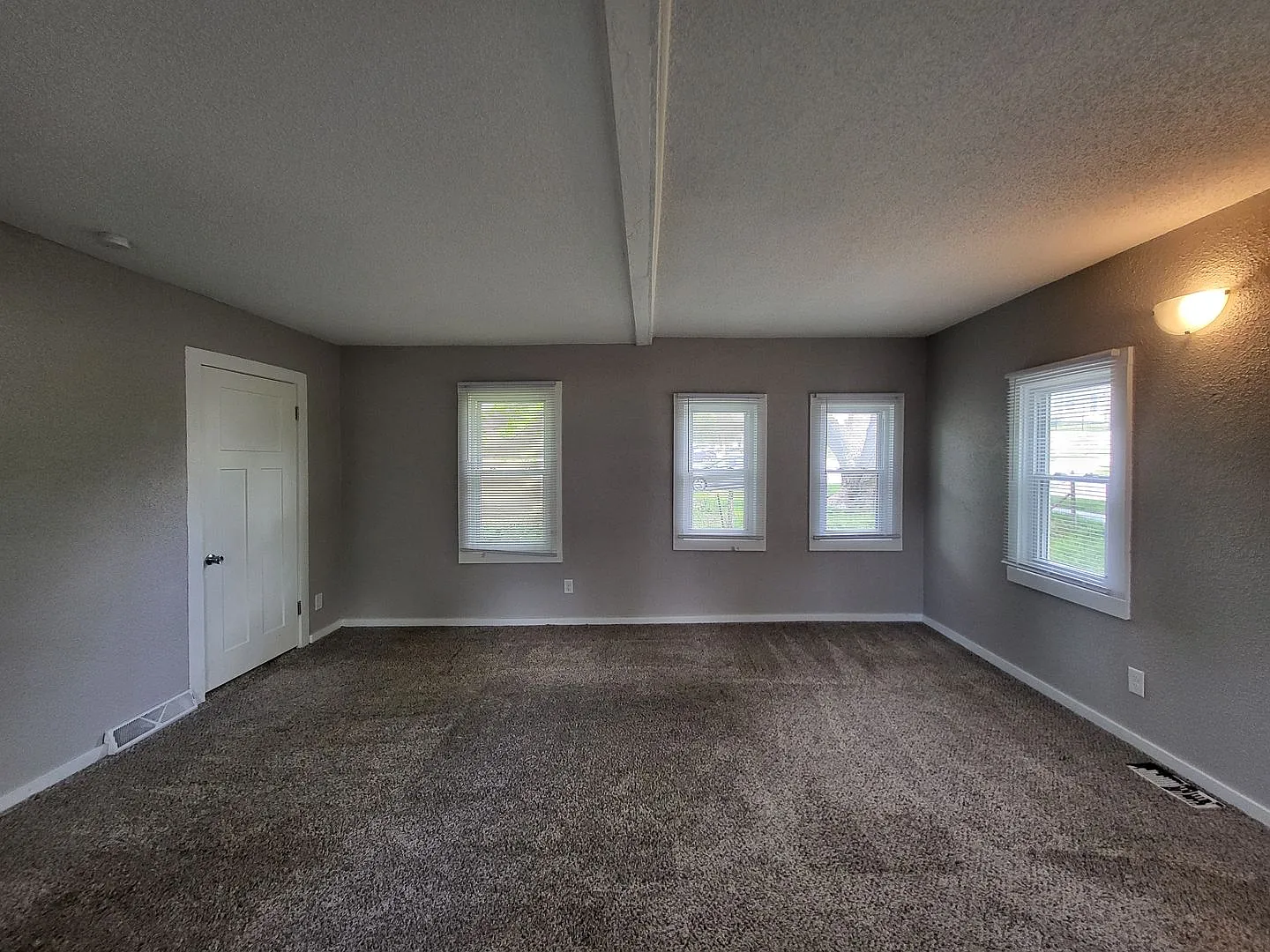 1 Bedroom home with garage! — Photo 2