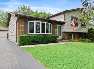 2311 Rolling Ridge Ln, Lindenhurst, IL 60046