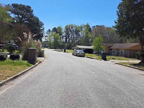 4th image of 2905 Dahlia Dr