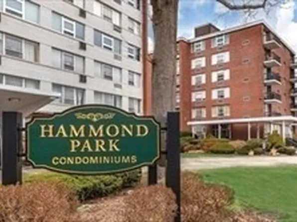 20 Hammond St #102, Chestnut Hill, MA 02467