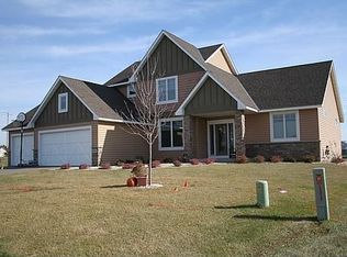 9587 Dunes Ct S, Cottage Grove, MN 55016