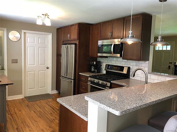 3rd image of 757 Warren Dr