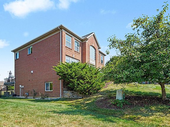 3rd image of 417 Glengarry Way