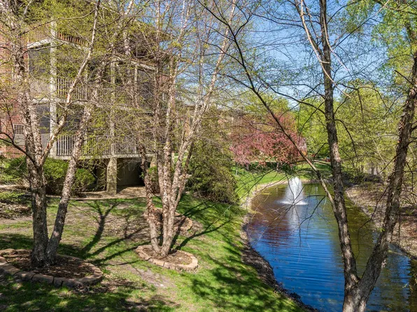 1350 Douglas Dr N APT 102, Golden Valley, MN 55422