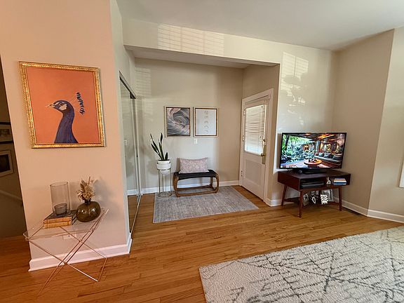 4th image of 4100 N Maplewood Ave #1