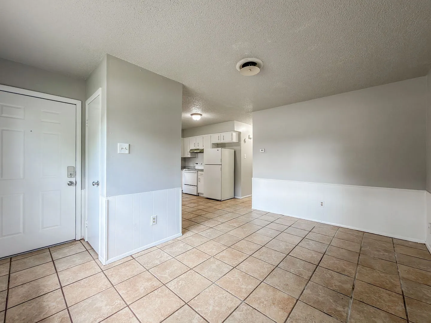 Cozy 2 Bed 1 Bath Duplex For Rent! — Photo 2