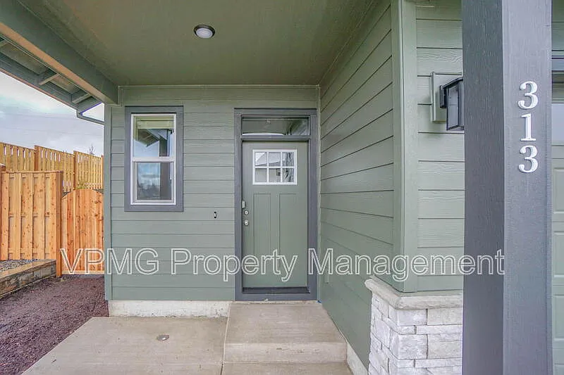 4 bed, 2.5 bath, 1850 sqft, $2,895 — Photo 2