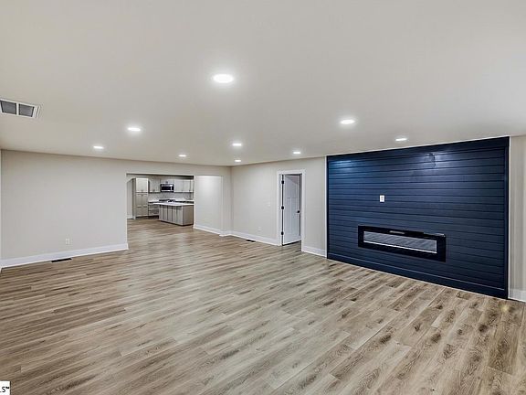 3rd image of 303 Watson Rd