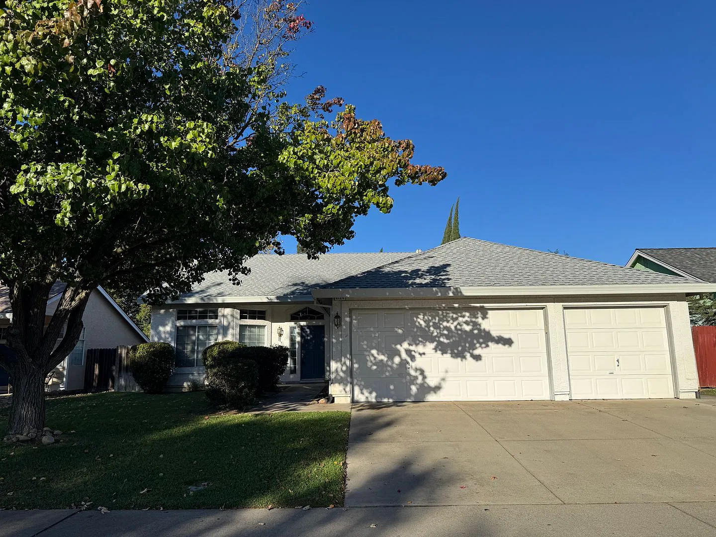 Antelope home with 3 car garage and gardener included — Photo 1