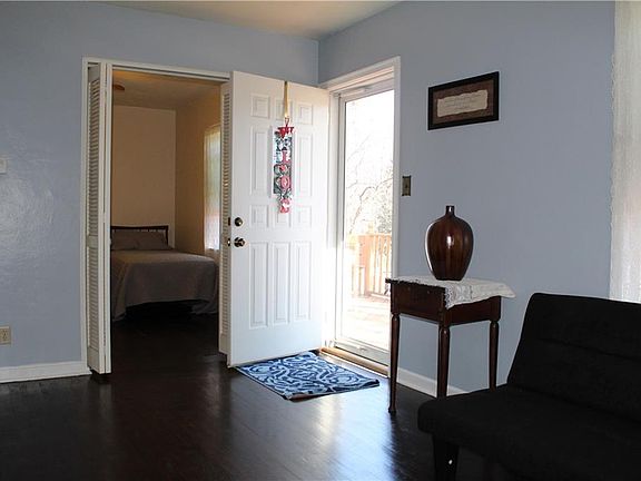 3rd image of 518 Sumatra Ave