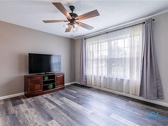 2nd image of 3764 Lakepointe Dr