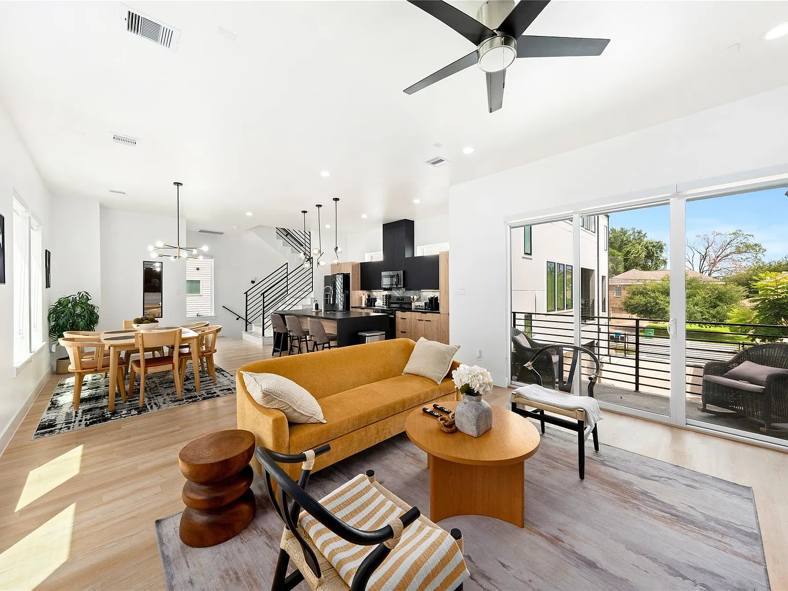 3 bed, 3.5 bath, 2455 sqft, $2,899 — Photo 2