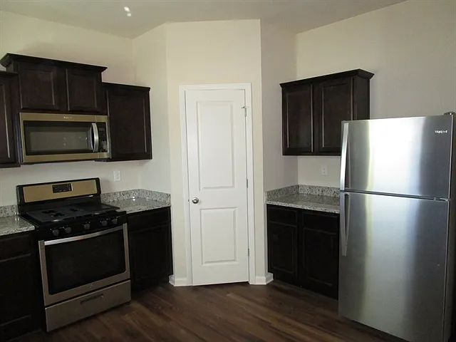 223 Maxton Ave — Photo 3