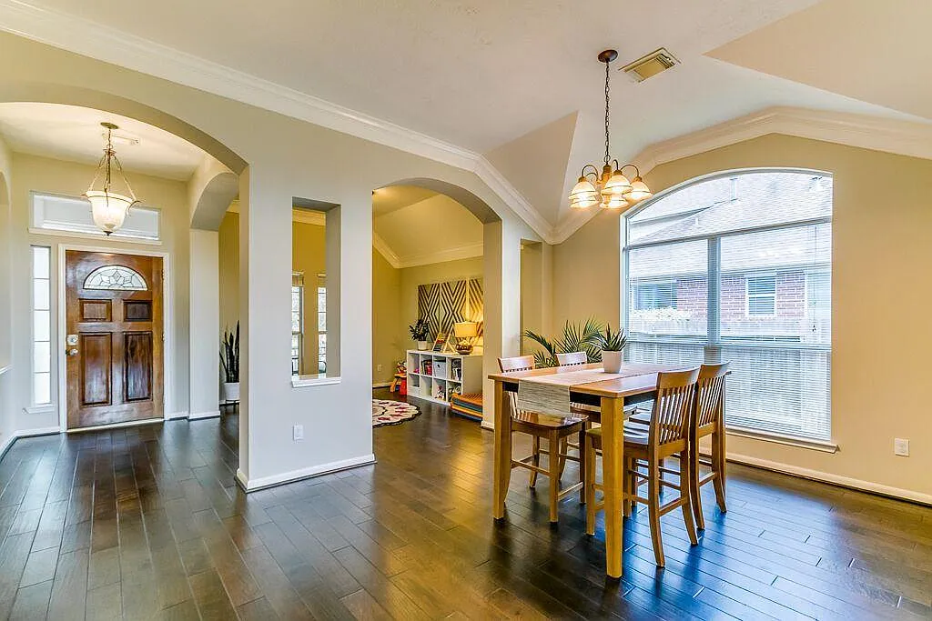 3 bed, 2.0 bath, 2410 sqft, $2,700 — Photo 1