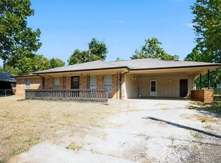 103 Clover Ln, Palestine, TX 75803