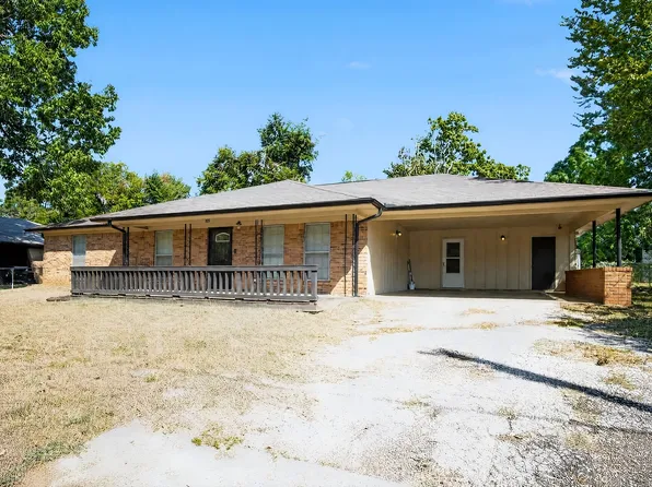 103 Clover Ln, Palestine, TX 75803