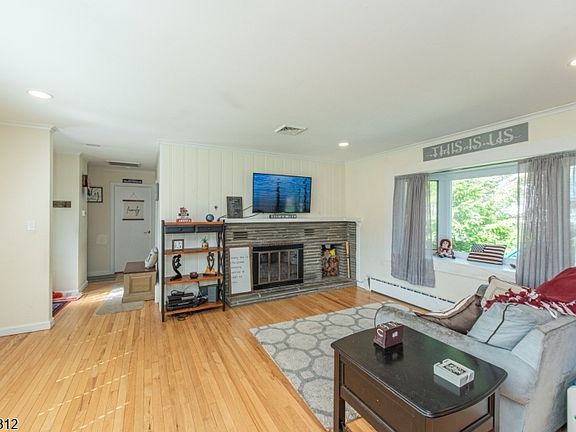 3rd image of 11 Hunters Ln