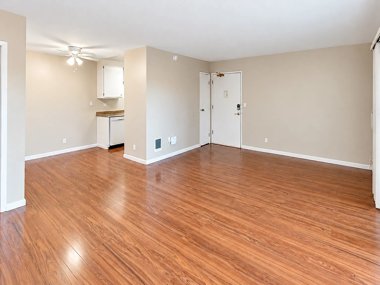Comfortable 1BR Novato Apartment with Parking & Shared Laundry — Photo 2
