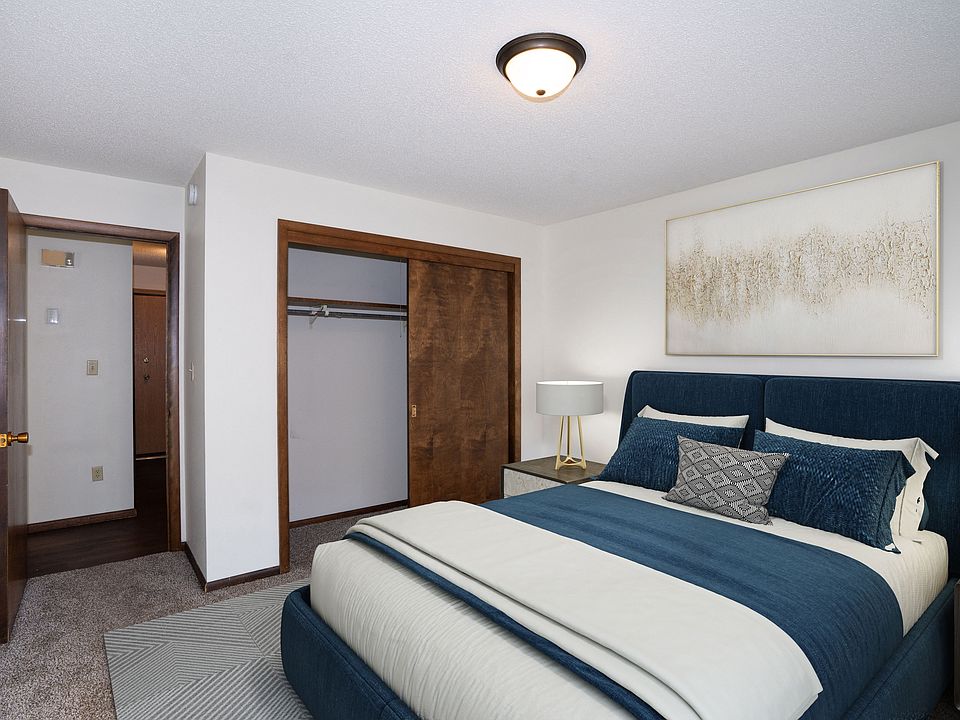 Fargo, ND Country Club Apartments | 21B | Bedroom