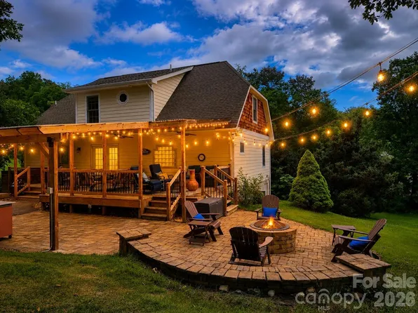 17 Squires Ln, Candler, NC 28715