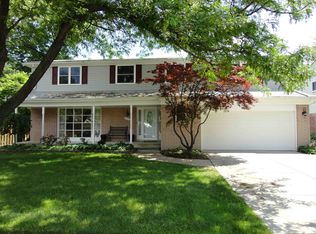 21502 Wedgewood Dr, Grosse Pointe Woods, MI 48236