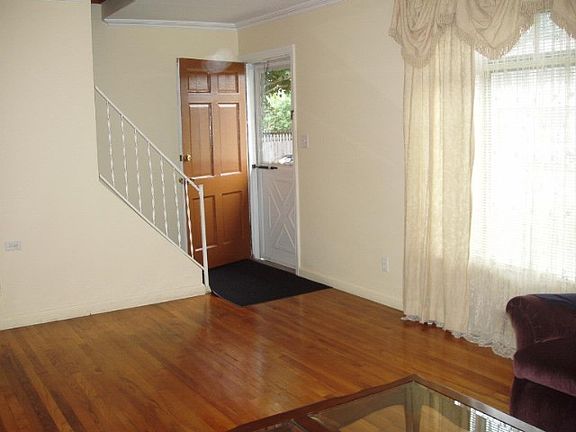 3rd image of 6-06 Burke Pl