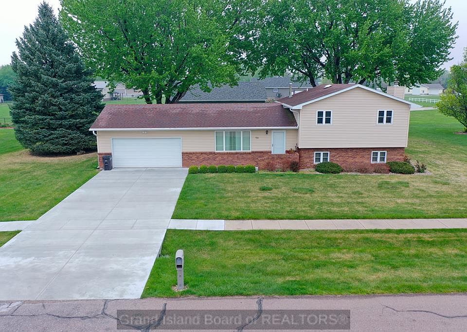 1st image of 631 Swan Ln