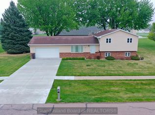 631 Swan Ln, Grand Island, NE 68801