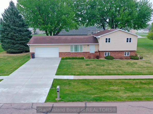 631 Swan Ln, Grand Island, NE 68801