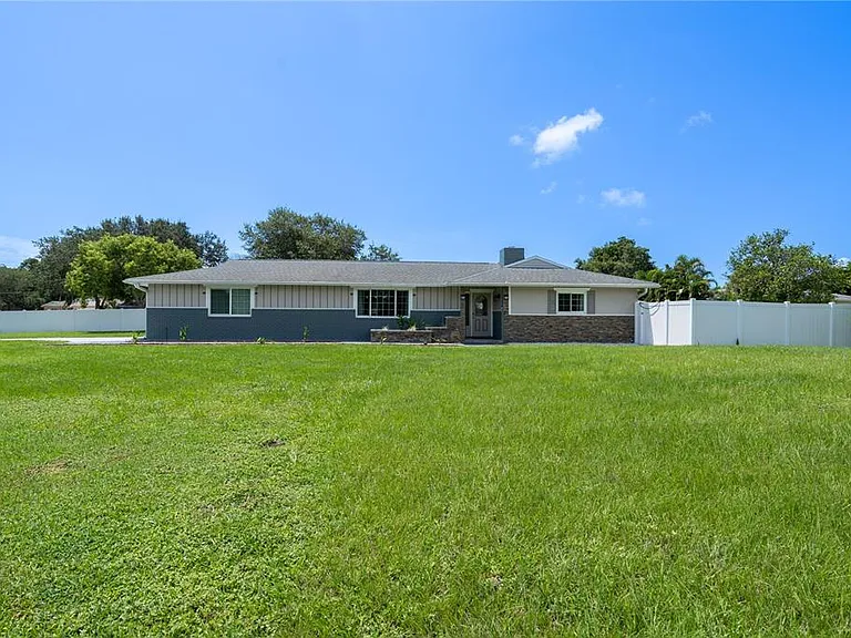 2140 Pinehurst St — Photo 2