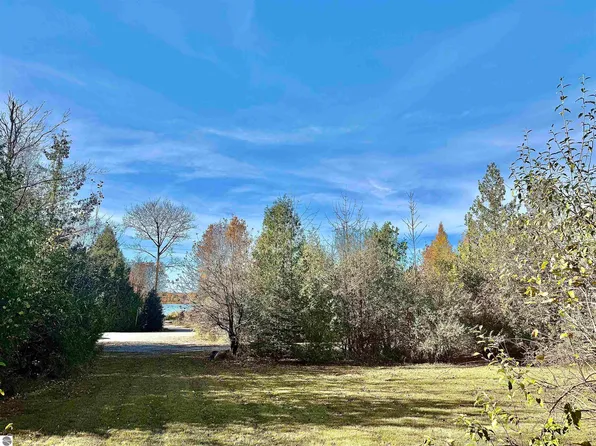 305 Rivershore Dr, Elk Rapids, MI 49629