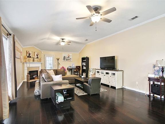 4th image of 2106 N Village Green St