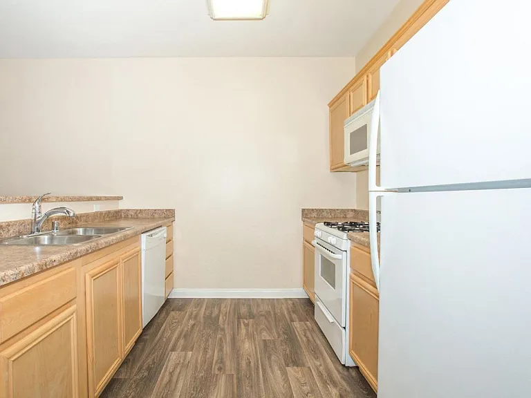 Plumtree Apartments — Photo 29
