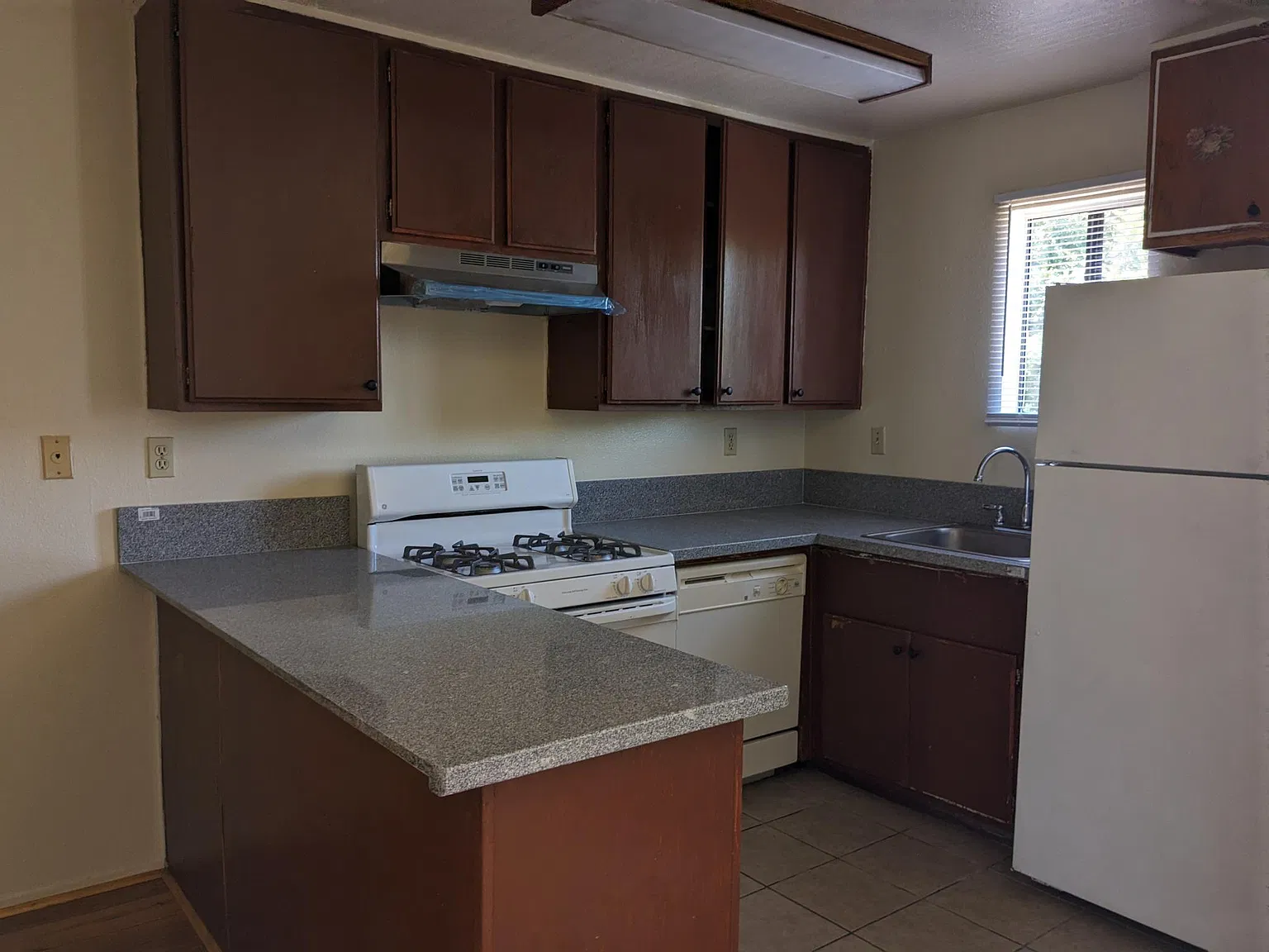 2 bed, 1.5 bath, 975 sqft, $2,275 — Photo 2