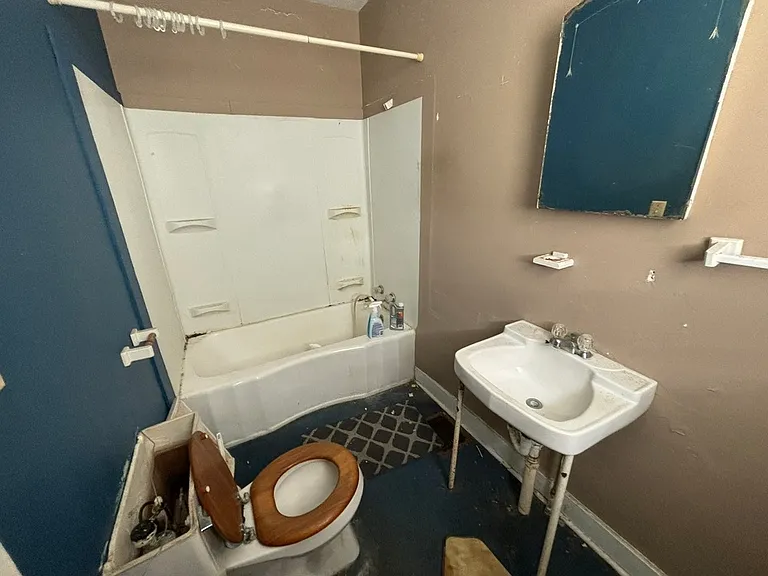 203-207 E 3rd St #207 — Photo 3