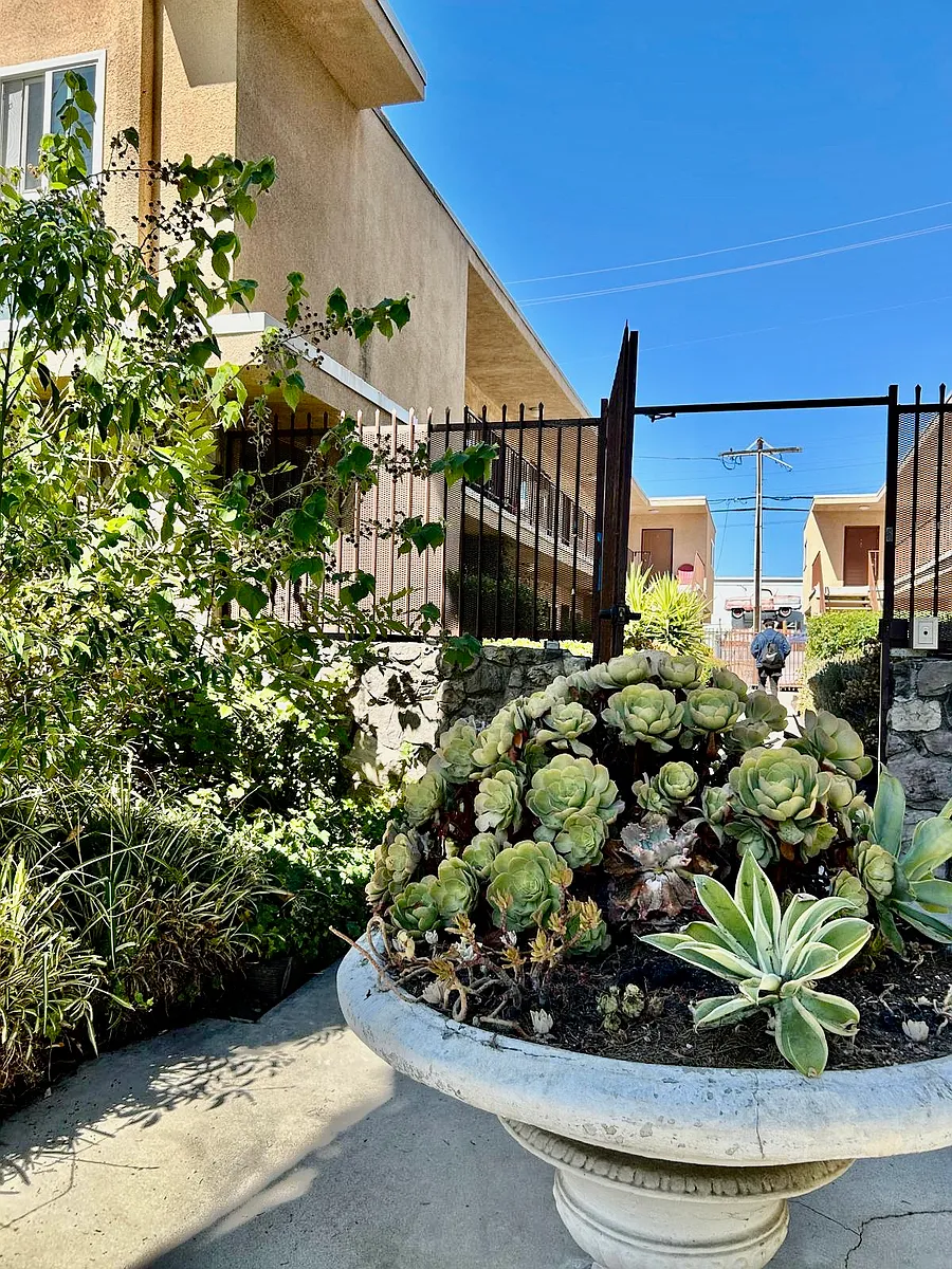 Building Photo - 5329 Agnes Ave #8