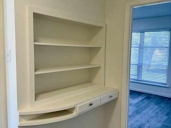 4th image of 517 Royal Crest Dr