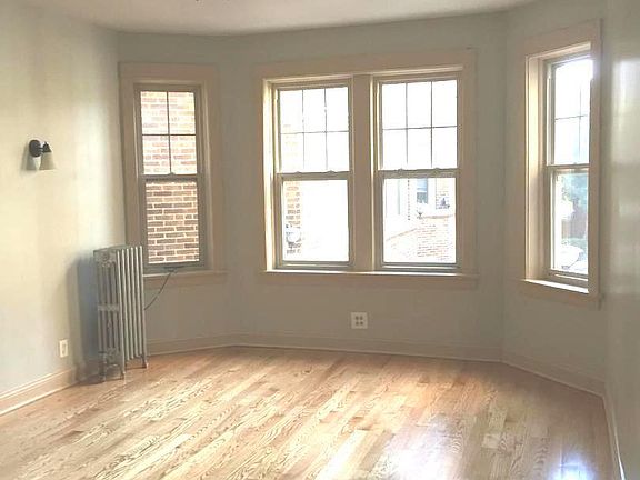 2nd image of 832.5 W Sunnyside Ave #1E