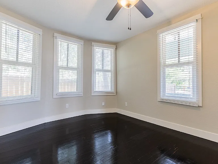 1121 E Crockett St — Photo 16