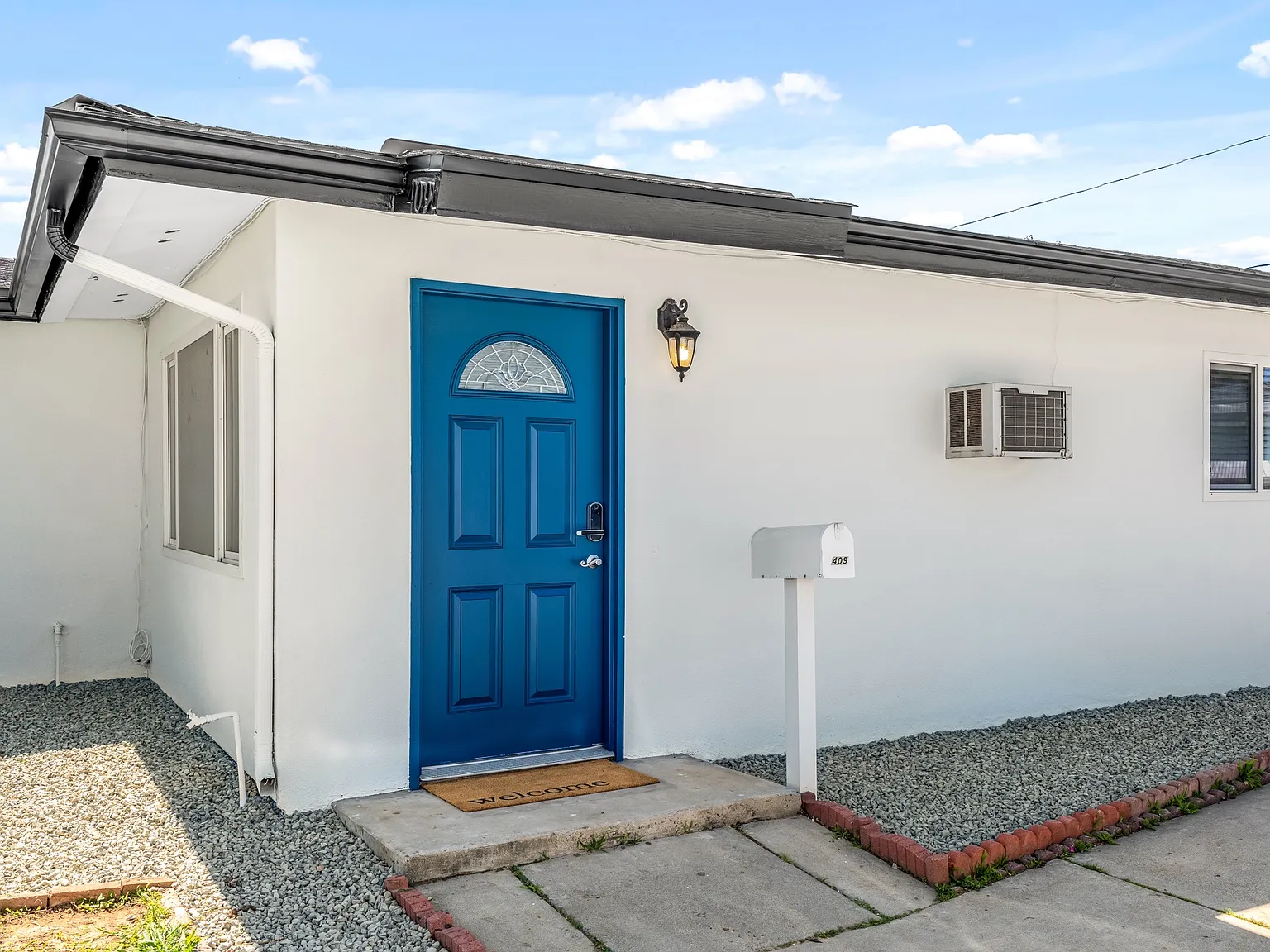 2 bed, 800 sqft, $3,000 — Photo 1