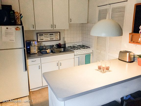 4th image of 848 W Altgeld St APT 3