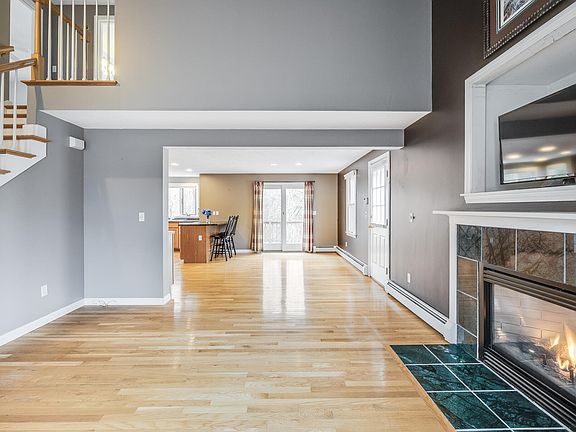 4th image of 105 Edgewater Drive W