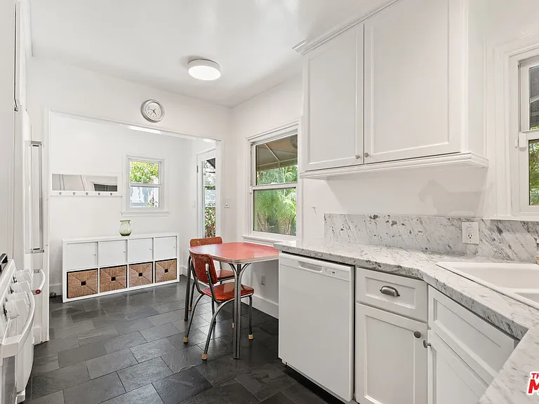 8020 Regis Way — Photo 7