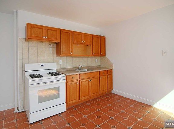 2nd image of 629-631 Parker St