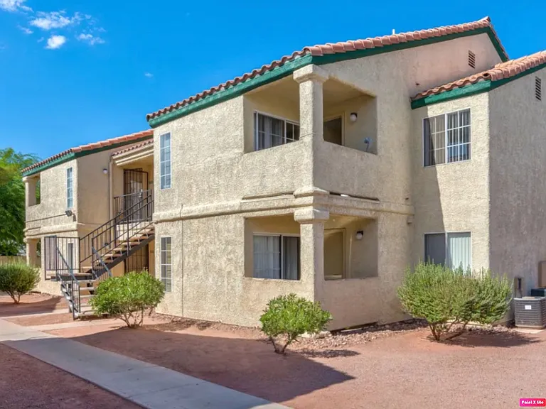 Santa Fe Apartments — Photo 7