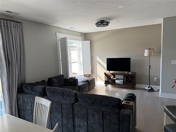4th image of 211 Settlers Ct