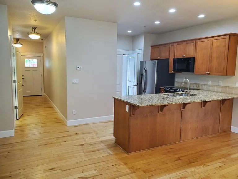 211 Silver St — Photo 6