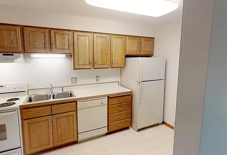 1114 Greenvale Ave W — Photo 5